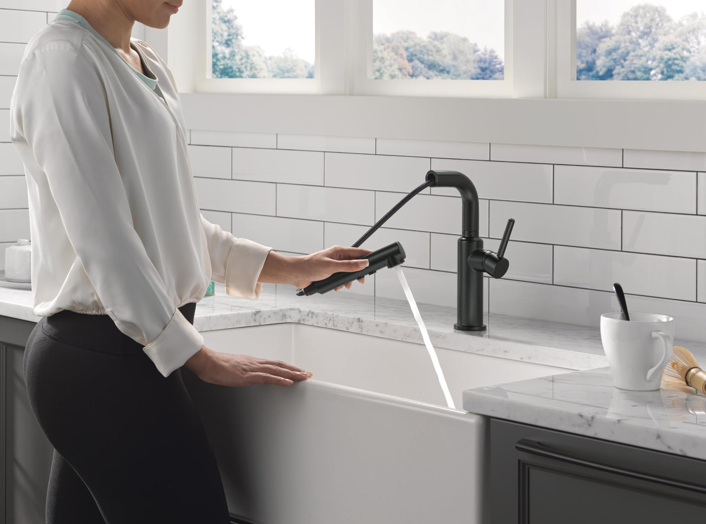Delta Daneri Matte Black Kitchen Faucet with Pull-Out Sprayer, Modern Single Hole Kitchen Sink Faucet, Single Handle, Matte Black 16879-BL-DST